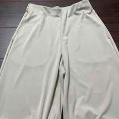 ユニクロのワイドパンツの画像