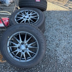 ホイール付きたタイヤの画像