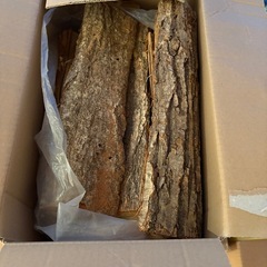 オガライト　15キロ×21箱、12本入り×12箱、その他薪の画像