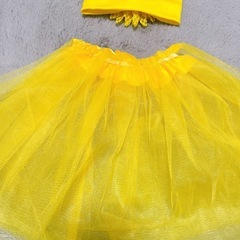 黄色いチュールスカートとお花のヘアバンドのセットの画像