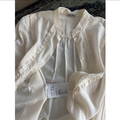 miu miu フリル付きホワイトシャツの画像