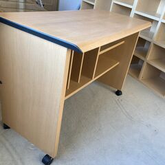 キャスター付きワゴン　木製の画像