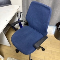 デスクと椅子の画像