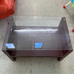 12/28まで店頭商品一部を除き半額SALE!!継続中‼️　サ2512-266 ガラスローテーブル ダークブラウン キズ汚れ有りの画像