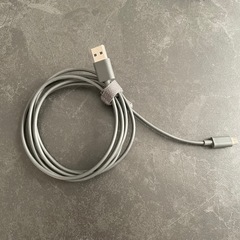 グレー Chromecast 本体と電源アダプターの画像