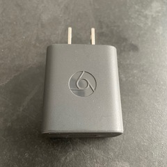 グレー Chromecast 本体と電源アダプターの画像