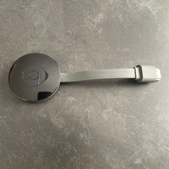 グレー Chromecast 本体と電源アダプターの画像