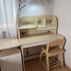机と椅子 (ゆん) 南宮崎のテーブル《学習机》の中古あげます・譲ります