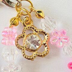 ハンドメイド フラワービーズ キーホルダー ピンク 透明感 可愛い チャームの画像