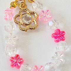 ハンドメイド フラワービーズ キーホルダー ピンク 透明感 可愛い チャームの画像