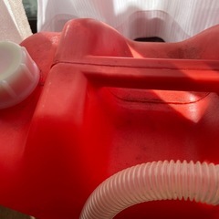 灯油用ポリタンク2個とポンプの画像