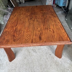 低いテーブルの画像