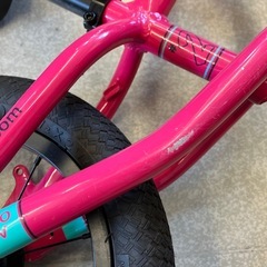 サ2512-275 VoomVoom Bikes プッシュバイク#2 ピンク 空気無し パンクの確認はできていません。 現状渡しの画像