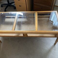 木製ガラステーブル　オーセンティックな家具　おしゃれなテーブル　マルニ木工製の画像