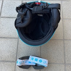青いヘルメットとゴーグルセットの画像