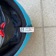 青いヘルメットとゴーグルセットの画像