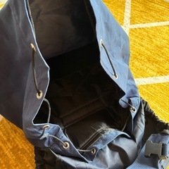 ネイビー色の大きなリュックの画像