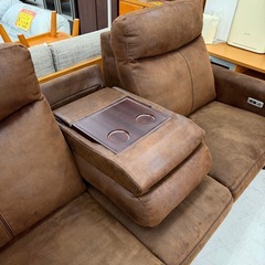 【超美品‼️】定価15万♪ 電動リクライニング 210cm幅3人掛けカウチソファ USBポート付き 中央背もたれテーブル ファブリックレザー製ブラウン♪の画像