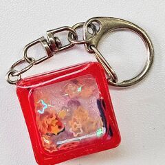 ハンドメイド レジンチャーム オイル入りシェイカーキーホルダー 正方形型 赤色の画像