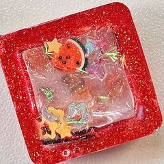 ハンドメイド レジンチャーム オイル入りシェイカーキーホルダー 正方形型 赤色の画像