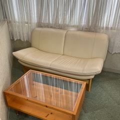 ソファとテーブルセットの画像