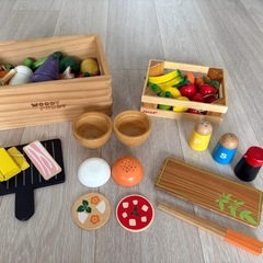 IKEA DUKTIG おままごとキッチン&木製食材付きの画像