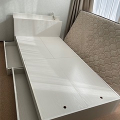 白いシングルベッドの画像