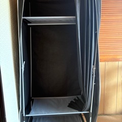 ニトリ　開閉しやすいカーテン式ワードローブ(クーリ KL001 幅79cm ブラック)の画像