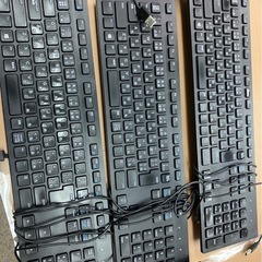 PCのディスプレイ×6、キーボード×8、その他コード類とマウスまとめの画像