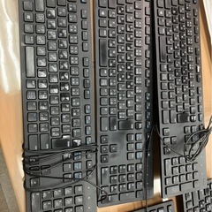 PCのディスプレイ×6、キーボード×8、その他コード類とマウスまとめの画像