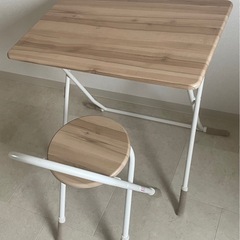 折りたたみの机と椅子の画像