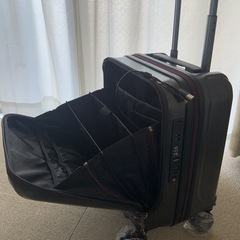 美品スーツケース黒　チャック壊れありの画像