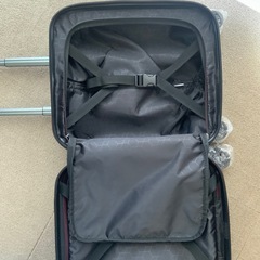 美品スーツケース黒　チャック壊れありの画像