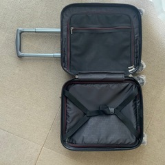 美品スーツケース黒　チャック壊れありの画像