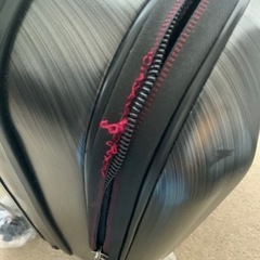 美品スーツケース黒　チャック壊れありの画像