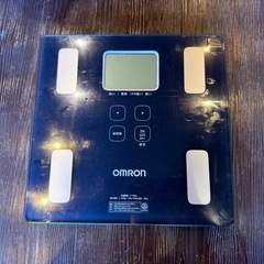 無料で差し上げます【OMRON 体重計】の画像