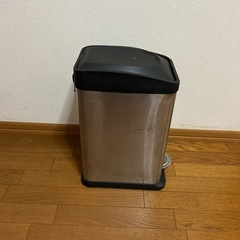 ステンレスゴミ箱の画像