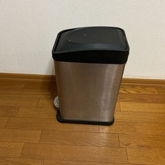 ステンレスゴミ箱の画像