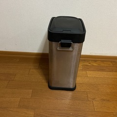 ステンレスゴミ箱の画像