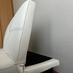 白レザーソファ  2~3人掛けの画像