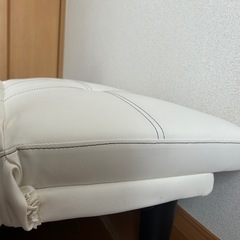 白レザーソファ  2~3人掛けの画像