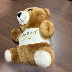 CONRADのCentennial Singaporeの茶色いぬいぐるみの画像