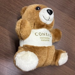CONRADのCentennial Singaporeの茶色いぬいぐるみの画像