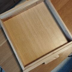 オーバル形の引き出し付きテーブルの画像