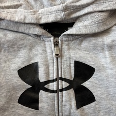 アンダーアーマーパーカー　の画像