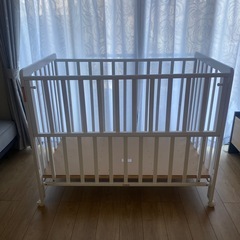 ベビーベッド白の画像