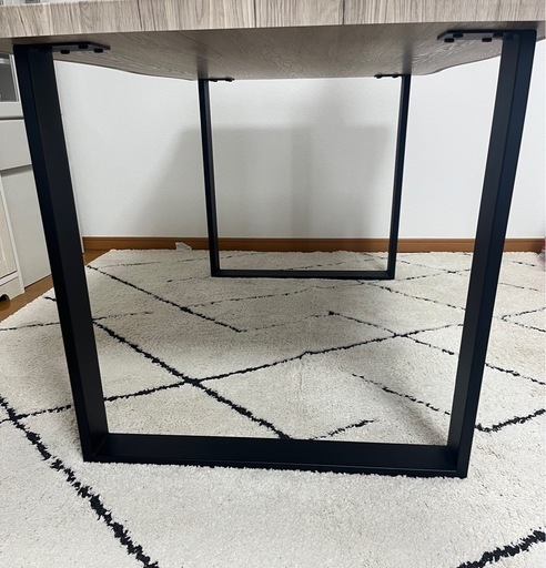 ダイニングテーブル　※チェアはありません