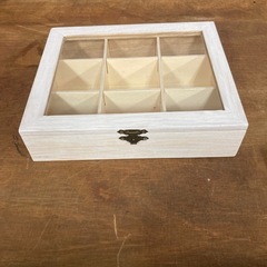 壁掛け鏡、小物入れの画像