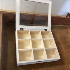 壁掛け鏡、小物入れの画像