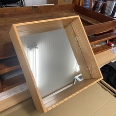 壁掛け鏡、小物入れの画像